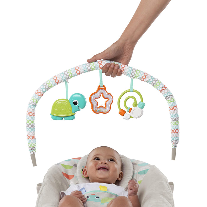 Bright Starts Seggiolino Vibrante Rilassante per Neonati - Taggies, Musica, Barra Giocattoli Rimovibile, 0-6 Mesi Fino a 9 kg (Happy Safari)