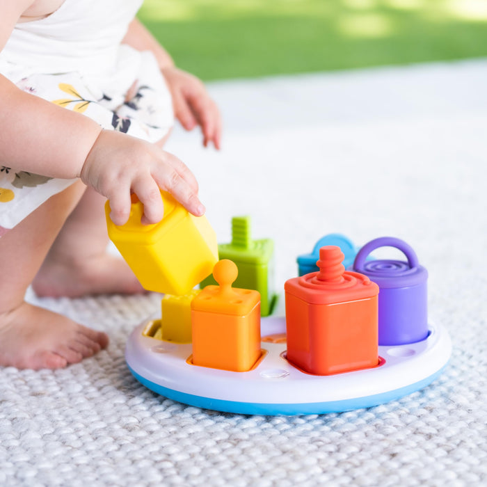 Fat Brain Toys Plugzy Gioco educativo sensoriale Impila e Incastra, 6 diverse forme e colori da abbinare tra loro, con cappuccio in silicone alimentare, diversi modi di giocare, adatto dai 10 mesi