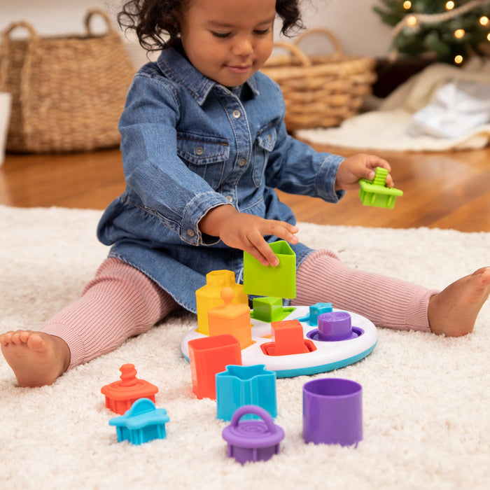 Fat Brain Toys Plugzy Gioco educativo sensoriale Impila e Incastra, 6 diverse forme e colori da abbinare tra loro, con cappuccio in silicone alimentare, diversi modi di giocare, adatto dai 10 mesi