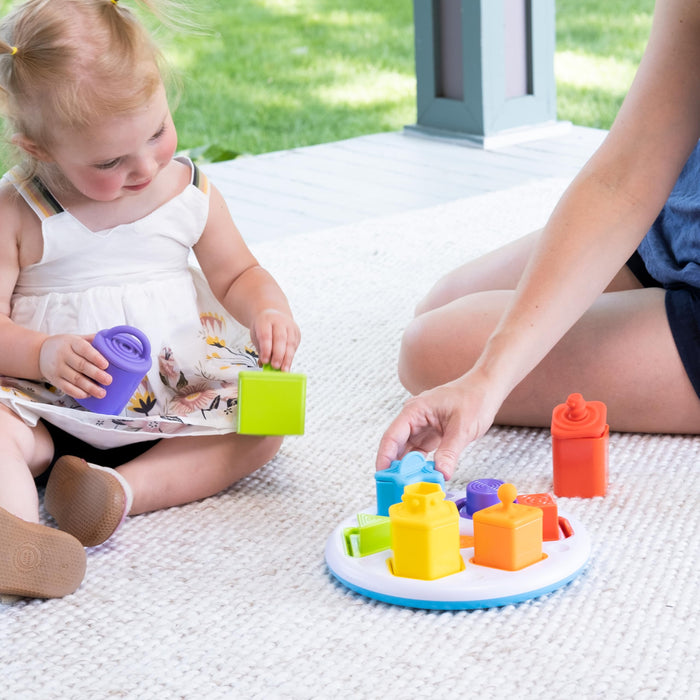 Fat Brain Toys Plugzy Gioco educativo sensoriale Impila e Incastra, 6 diverse forme e colori da abbinare tra loro, con cappuccio in silicone alimentare, diversi modi di giocare, adatto dai 10 mesi