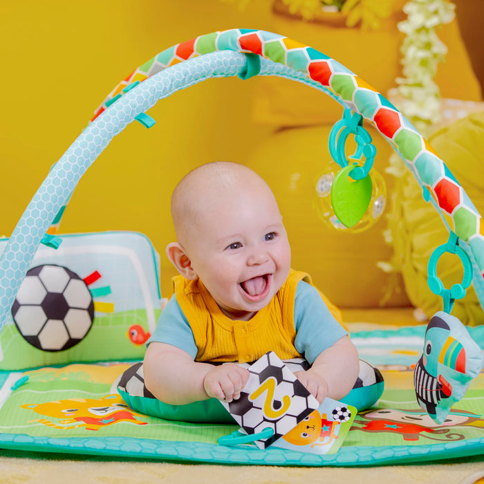 Bright Starts, Palestra Attività a Tema Calcio Oball, 4 Modalità di Gioco: Tappetino Lavabile con Cuscino per Pancia, Arco Removibile, Luci e 30+ Melodie, Unisex, 0+ Mesi