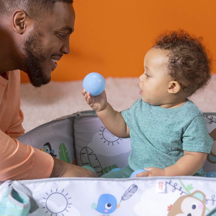Bright Starts, Palestra di Attività Evolutiva 5in1 - 40 palline, Arco di Gioco, 7 Giocattoli Rimovibili, 20+ Min di Luci e musica, Sviluppo Motorio, da neonato a bambino - Totally Tropical