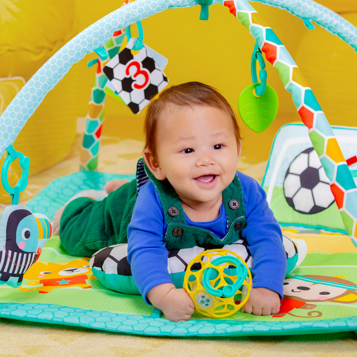 Bright Starts, Palestra Attività a Tema Calcio Oball, 4 Modalità di Gioco: Tappetino Lavabile con Cuscino per Pancia, Arco Removibile, Luci e 30+ Melodie, Unisex, 0+ Mesi