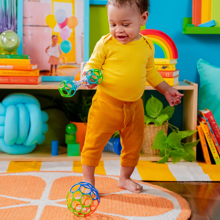 Bright Starts, Set Regalo con Giocattoli Oball Facili da afferrare - Grasp The Day, Confezione da 2 Giocattoli con Pallina e sonaglio, privi di BPA, Unisex, 0+ Mesi