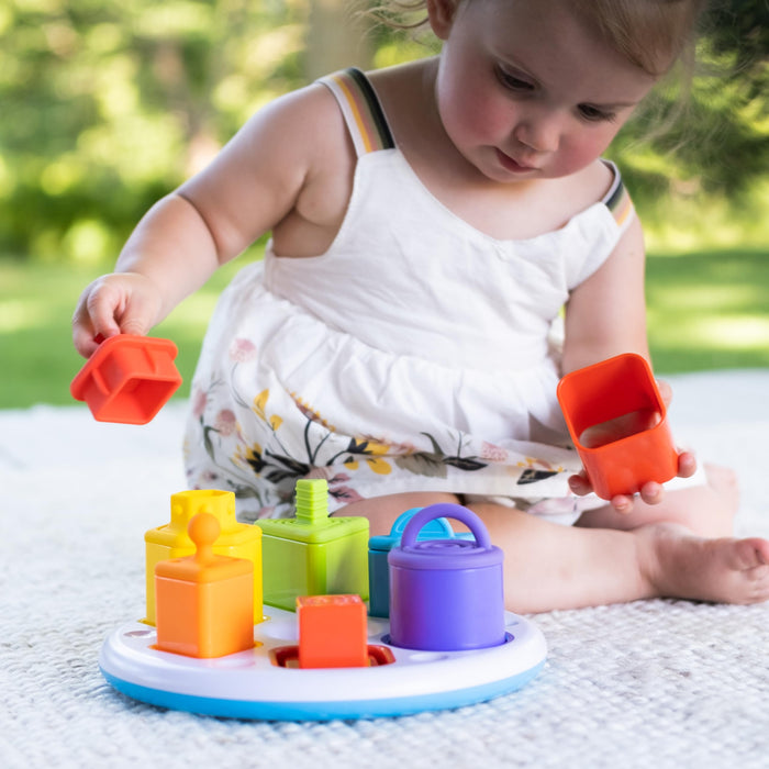 Fat Brain Toys Plugzy Gioco educativo sensoriale Impila e Incastra, 6 diverse forme e colori da abbinare tra loro, con cappuccio in silicone alimentare, diversi modi di giocare, adatto dai 10 mesi