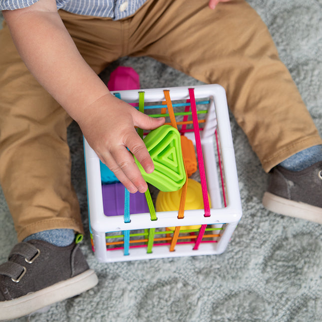 INNYBIN Inserisci & Rimuovi, cubo interattivo con elastici e forme in silicone, gioco montessori